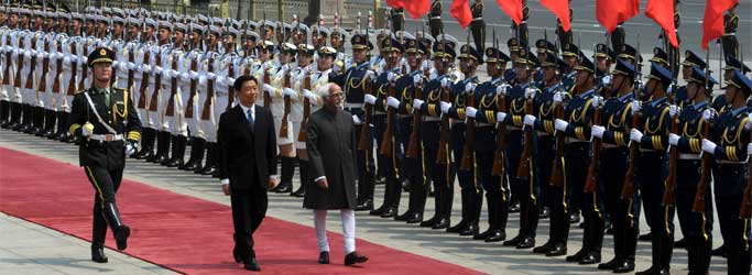 The Vice President, Shri Mohd. Hamid Ansari inspecting the Guard of Honour, at Great Hall of People, at Beijing