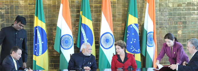 Prime Minister, Shri Narendra Modi and the President of Brazil, Ms. Dilma Rousseff at the signing ceremony