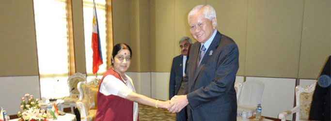 External Affairs Minister meets Albert F. Del Rosario, Foreign Minister of Philippines, on the sidelines of 47th ASEAN Foreign Ministers Meeting in ​Nay Pyi Taw, Myanmar 