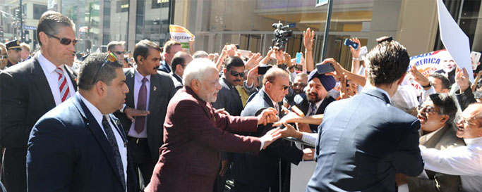 Prime Minister, Shri Narendra Modi being greeted by the people, in New York