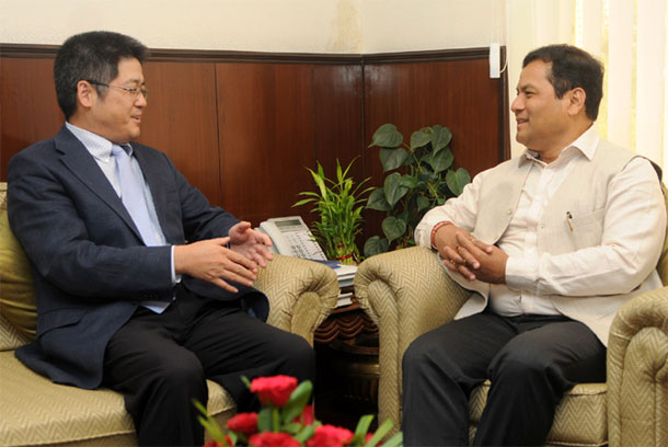 Ambassador of China to India, Mr. Le Yucheng calling on the Minister of State for Skill Development, Entrepreneurship, Youth Affairs and Sports (Independent Charge), Shri Sarbananda Sonowal