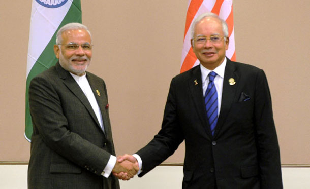 Prime Minister Narendra Modi meeting the Prime Minister of Malaysia, Najib Razak, at Nay Pyi Taw, Myanmar