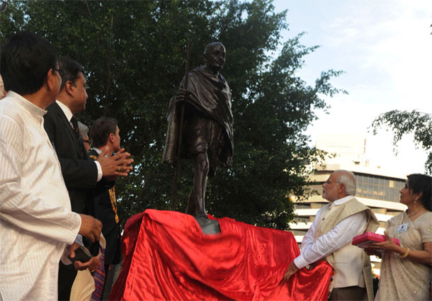 Prime Minister Narendra Modi unveiling the statue of Mahatma Gandhi, at Roma Street Parkland, in Brisbane