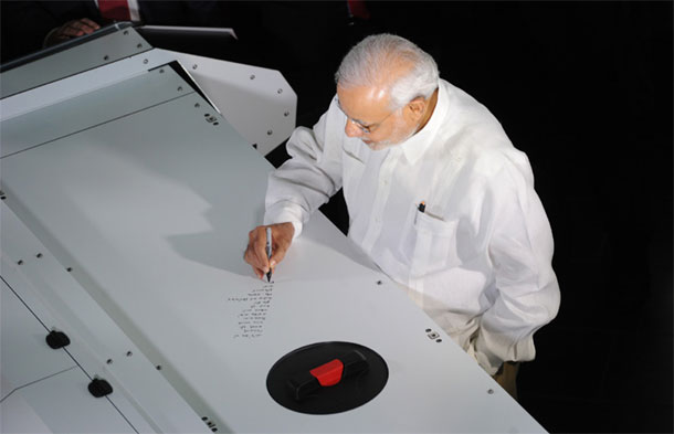Prime Minister Narendra Modi writing on the Agro Robot, at Queensland University of Technology, in Brisbane