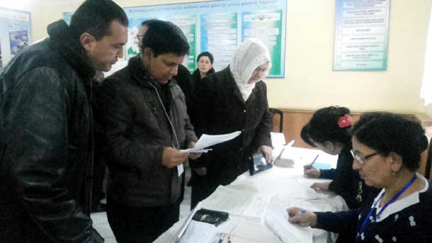 Diplomacyindia.com Editor-in-Chief, Ameya Sathaye at a Polling Station interacting with voters in Kokaan City in Fergana Region of Uzbekistan