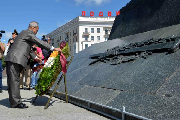 President of India, Pranab Mukherjee laying the wreath at the victory Monument at Victory Square during his state visit at Minsk in Republic of Belarus