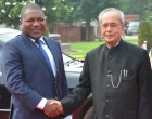 The President of India, Pranab Mukherjee, receives Filipe Jacinto Nyusi, the President of the Republic of Mozambique