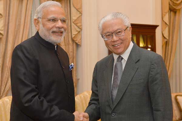 The Prime Minister, Shri Narendra Modi meeting the President of Singapore, Mr. Tony Tan Keng Yam, in Istana, Singapore.