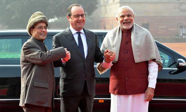 The President of France, Francois Hollande being received by the President, Pranab Mukherjee and the Prime Minister, Narendra Modi, at the Ceremonial Reception, at Rashtrapati Bhavan, in New Delhi on January 25, 2016.