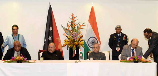 The President of India, Pranab Mukherjee and the Prime Minister of Papua New Guinea, Peter O’Neill witnessing the signing of an MoU between India and Papua New Guinea, at Port Moresby, in Papua New Guinea on April 29, 2016.