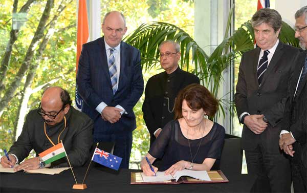 The President, Pranab Mukherjee and the Minister for Nursery and Economic Development of New Zealand, Steven Joyce witnessing the signing of an MoU of ICCR Chair, at Victoria University, at Auckland, in New Zealand.