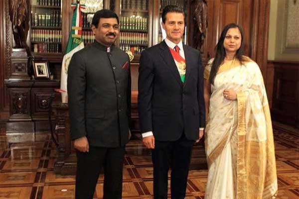 Mr. Muktesh Pardeshi, Ambassador of India to Mexico presenting his credentials to President of Mexico.