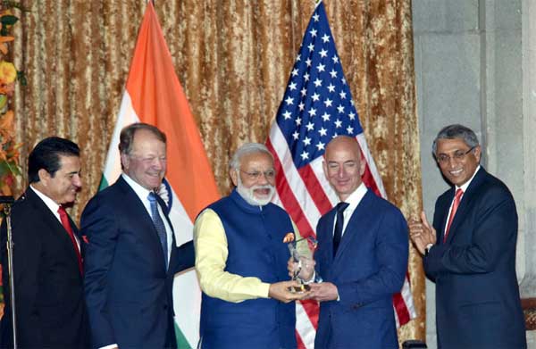 The Prime Minister, Narendra Modi presenting the USIBC Global Leadership Award to Jeff Bezos, in Washington DC, USA.