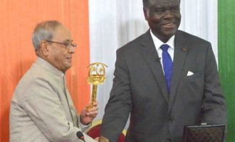 President, Pranab Mukherjee receiving the Key and Parchment of city of Abidjan from the Governor of Abidjan,