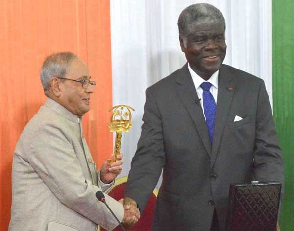 The President, Pranab Mukherjee receiving the Key and Parchment of city of Abidjan from the Governor of Abidjan, Robert Beugre Mambe, in Abidjan, Cote d’Ivoire.