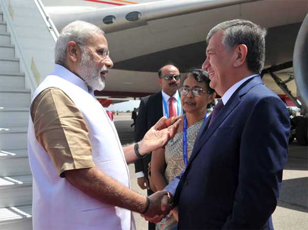 The Prime Minister, Narendra Modi being received by the Prime Minister of Uzbekistan, Shavkat Mirziyoev, on his arrival at Tashkent International Airport, Uzbekistan