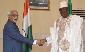Vice President, M. Hamid Ansari with the Prime Minister of Mali, Modibo Keita, before the delegation level talks
