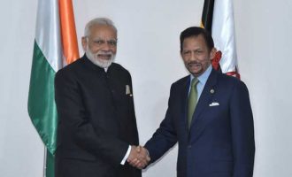 Prime Minister, Narendra Modi meeting the Sultan of Brunei, Hassanal Bolkiah, in Manila, Philippines