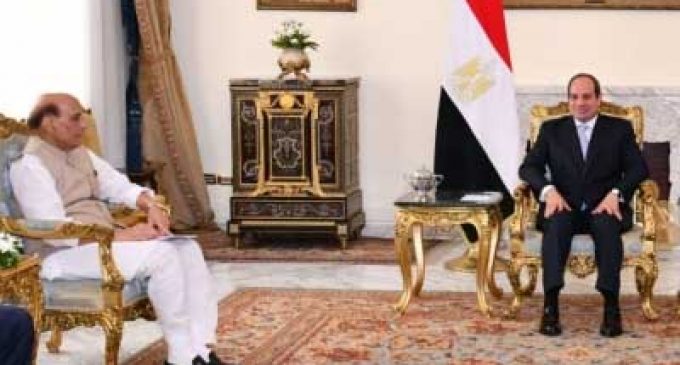 Defence Minister calls on Egyptian President, agrees to strengthen military cooperation