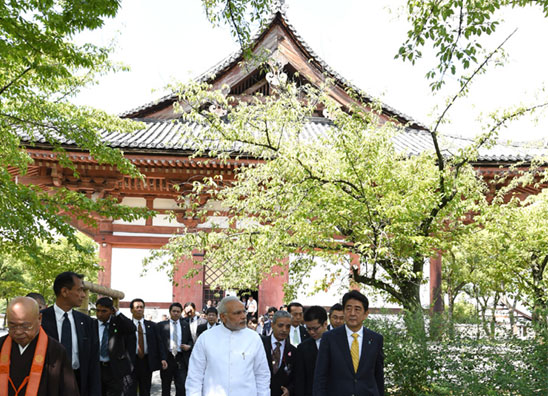 Prime Minister, Shri Narendra Modi and the Prime Minister of Japan, Mr. Shinzo Abe visiting the Toji temple, in Kyoto, Japan