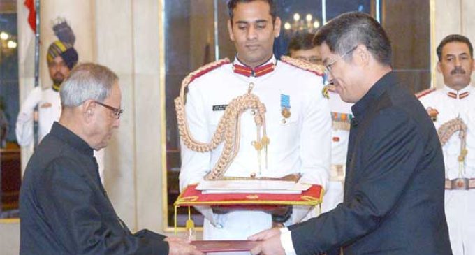 The Ambassador-designate of People’s Republic of China, Le Yucheng presenting his credential to the President, Pranab Mukherjee,
