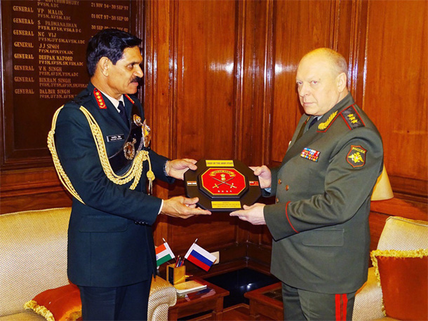 Chief of Army Staff, General Dalbir Singh exchanging memento with the Commander-in-Chief (C-in-C) of Russian Land Forces, Col. Gen. Salukov Oleg Leonidovich, in New Delhi