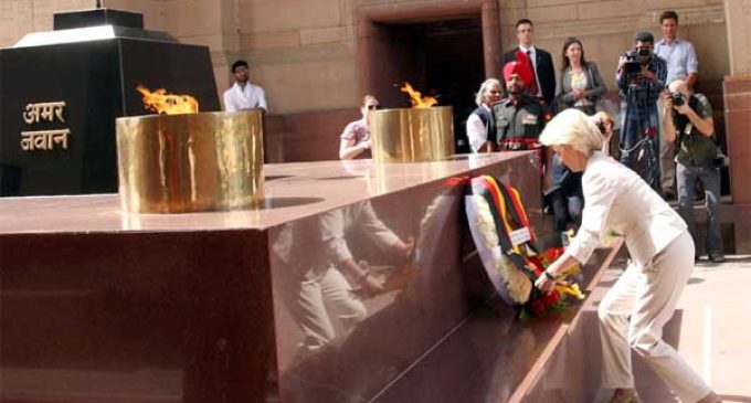 The German Defence Minister, Dr. Ursula von der Leyen laying wreath at Amar Jawan Jyoti,