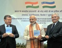 The Prime Minister, Narendra Modi releasing the first Uzbek-Hindi dictionary along with the Prime Minister of Uzbekistan, Shavkat Miromonovich Mirziyoyev