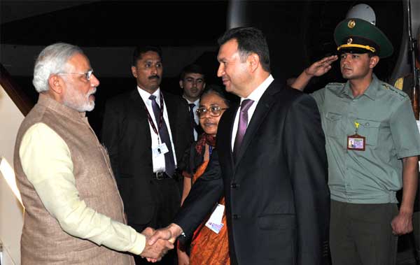 The Prime Minister, Narendra Modi being welcomed by the Prime Minister of Tajikistan, Qohir Rosoulzoda, on his arrival at Dushanbe International Airport, Tajikistan.