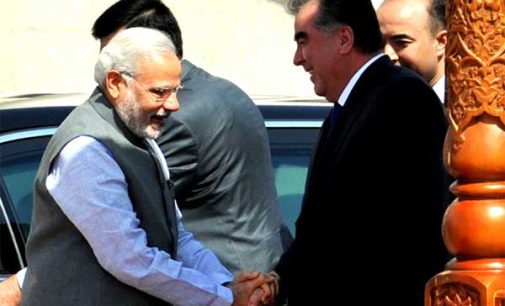 The Prime Minister, Narendra Modi being received by the President of Tajikistan, Emomali Rahmon,