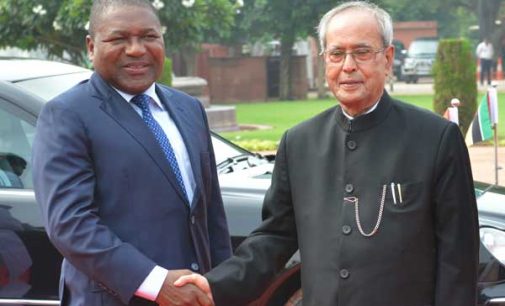 The President of India, Pranab Mukherjee, receives Filipe Jacinto Nyusi, the President of the Republic of Mozambique