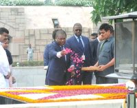 The President of the Republic of Mozambique, Filipe Jacinto Nyusi paying floral tributes at the Samadhi of Mahatma Gandhi, at Rajghat