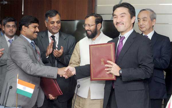 The Minister of State for Environment, Forest and Climate Change (Independent Charge), Prakash Javadekar and the Ambassador of Japan to India, Kenji Hiramatsu witnessing the signing of loan agreement between Govt. of India and the Japan International Cooperation Agency (JICA) for Abatement of Pollution of Pune's Mula-Mutha river, in New Delhi on January 13, 2016. The Secretary, Ministry of Environment, Forest and Climate Change, Ashok Lavasa is also seen.