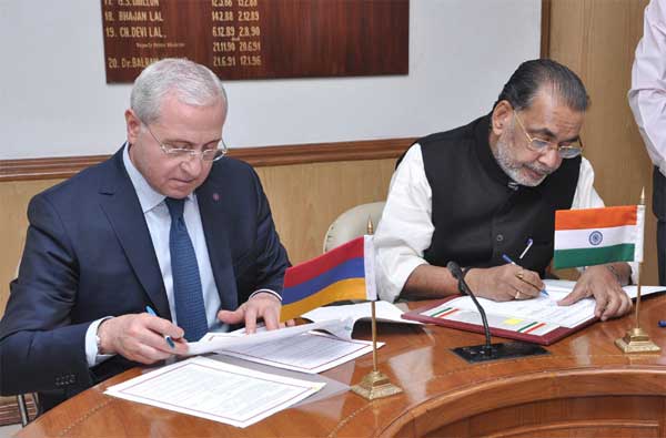 The Union Minister for Agriculture and Farmers Welfare, Radha Mohan Singh and the Armenian Agriculture Minister, Sergo Karapetyan signing an agreement on cooperation in the field of agriculture sector between India and Armenia, in New Delhi.
