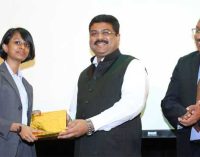 Minister of State for Petroleum and Natural Gas (Independent Charge), Dharmendra Pradhan presenting the award to a winner of speech contest