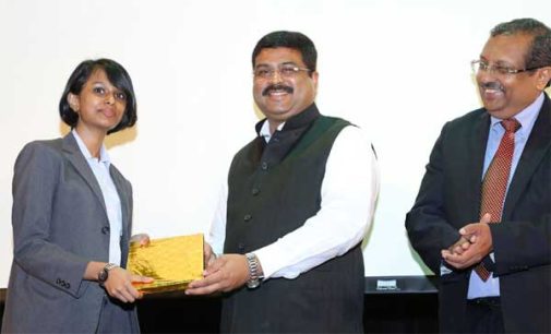 Minister of State for Petroleum and Natural Gas (Independent Charge), Dharmendra Pradhan presenting the award to a winner of speech contest