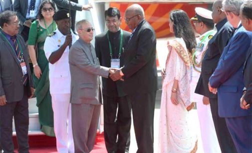 President, Pranab Mukherjee being received by the Deputy Prime Minister of Papua New Guinea, Leo Dion