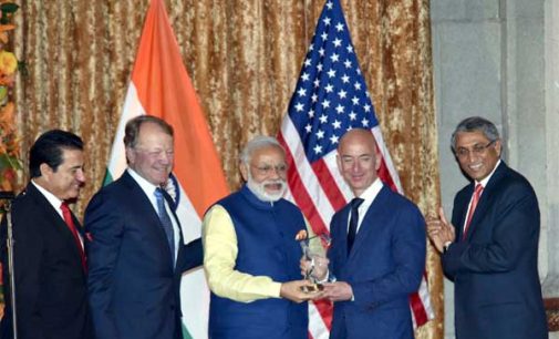Prime Minister, Narendra Modi presenting the USIBC Global Leadership Award to Jeff Bezos, in Washington
