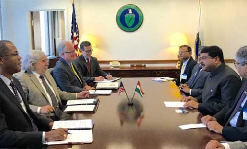 Minister of State for Petroleum and Natural Gas (IC), Dharmendra Pradhan meeting the US Secretary of Energy, Dr. Ernest Moniz