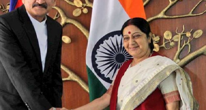 Sushma meets Nepal Foreign Minister