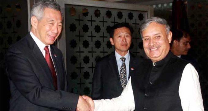PM of Singapore, Lee Hsien Loong being received by the MoS for Planning (IC) and Urban Development, Housing and Urban Poverty Alleviation, Rao Inderjit Singh,