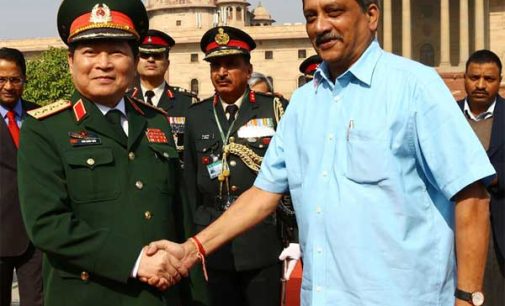 Minister for Defence, Manohar Parrikar receiving the Defence Minister of Vietnam, General Ngo Xuan Lich