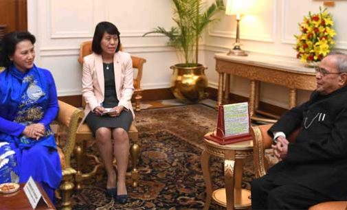 Chairperson of the National Assembly of Vietnam, Ngyun Thi Kim Ngan calling on the President, Pranab Mukherjee