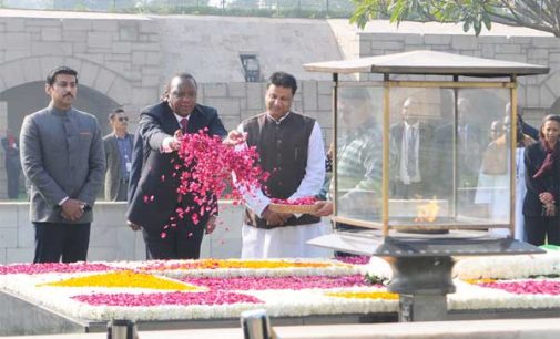 President of Kenya, Uhuru Kenyatta paying floral tributes at the Samadhi of Mahatma Gandhi, at Rajghat