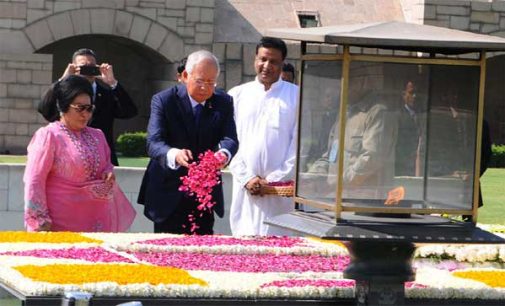Prime Minister of Malaysia, Dato’ Sri Mohd Najib Bin Tun Abdul Razak paying floral tributes at the Samadhi of Mahatma Gandhi,