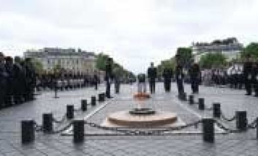 Modi pays homage at Paris war memorial