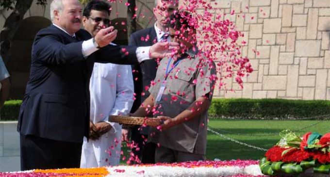 President of the Republic of Belarus, Alexander Lukashenko paying floral tributes at the Samadhi of Mahatma Gandhi, at Rajghat