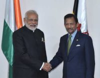 Prime Minister, Narendra Modi meeting the Sultan of Brunei, Hassanal Bolkiah, in Manila, Philippines