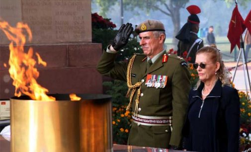 The Chief of Defence Forces of New Zealand Lt Gen Timothy Keating paying homage to martyrs at Amar Jawan Jyoti, India Gate