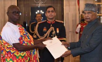 Kwaku Asomah-Cheremeh, High Commissioner of the Republic of Ghana presenting his credentials to the President, Ram Nath Kovind